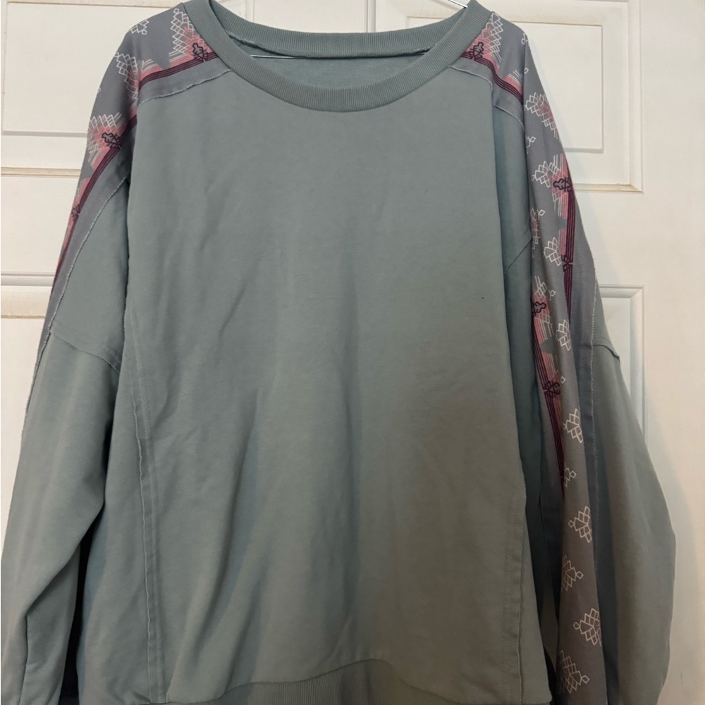 4X Grey/Blue Sweatshirt with Aztec Design